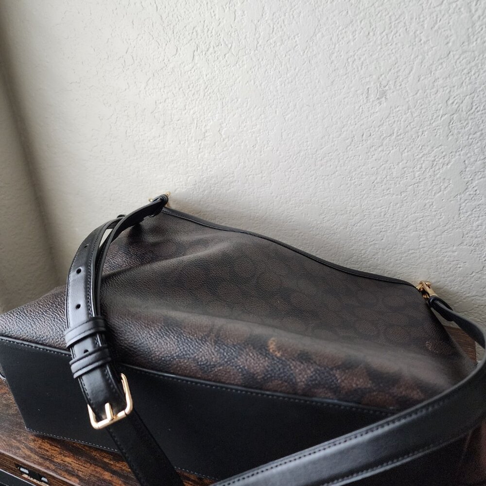 Laurel Shoulder Bag In Signature Canvas - Picture 5 of 8
